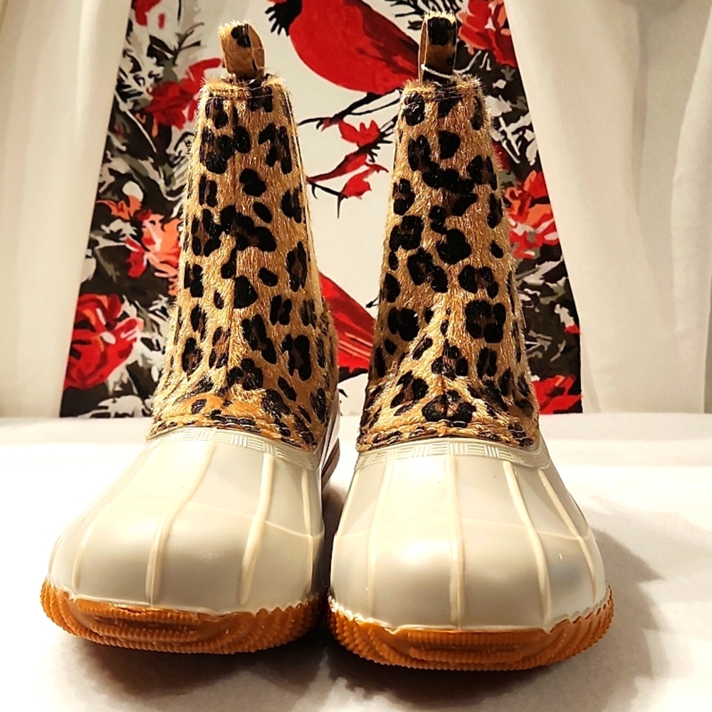 MAX MUXUM WOMANS NEW ASSORTED SIZES LEOPARD & BEIGE DUCK BOOTS. FINAL PRICE - Picture 4 of 9